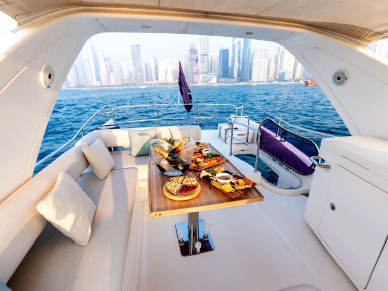 Huur een Azimut Azimut 53 Fly in Dubai Marina