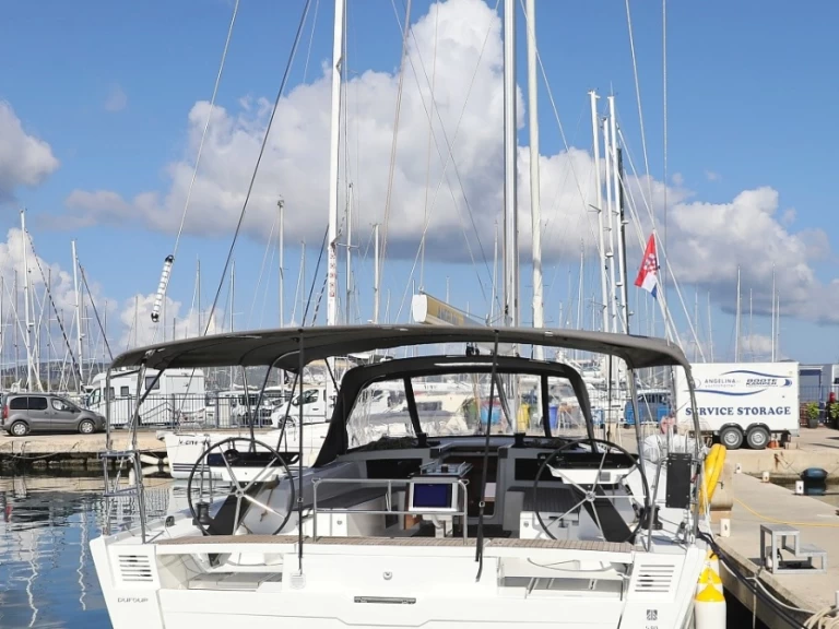 Bootverhuur Dufour Dufour 530 in Trogir via SamBoat