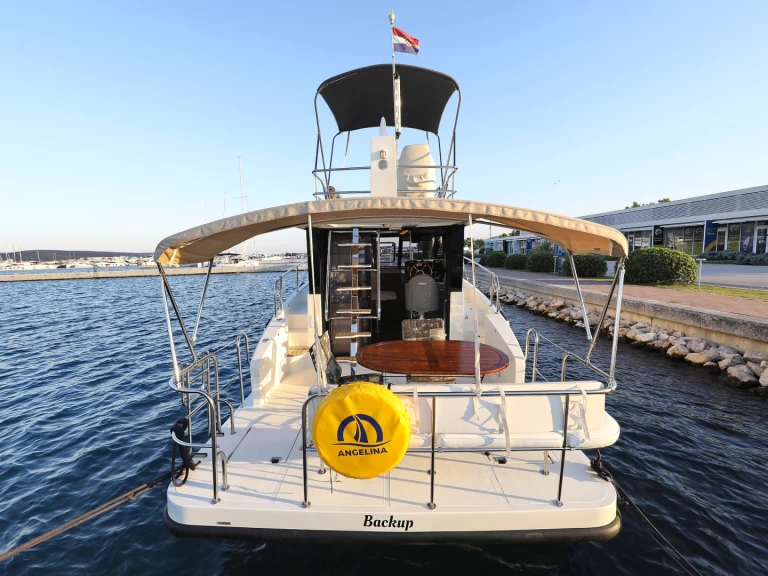 Huur een Cobra Yachts Futura 40 Grand Horizon in Sveti Filip i Jakov