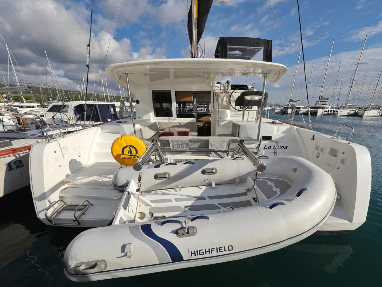 Catamaran te huur in Sveti Filip i Jakov voor de beste prijs