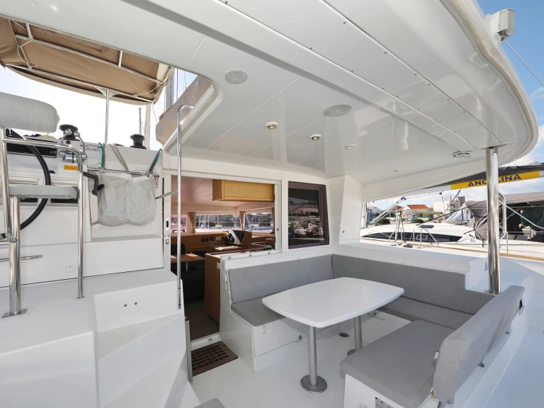 Verhuur Catamaran Lagoon met vaarbewijs