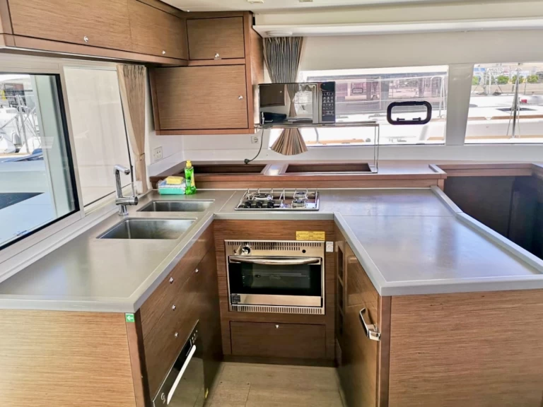 Verhuur Catamaran Lagoon met vaarbewijs