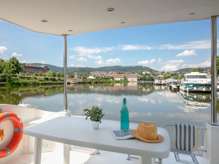 Bootverhuur Nicols Yacht Premium Groupe XL 8-12 p. in Grez-Neuville via SamBoat