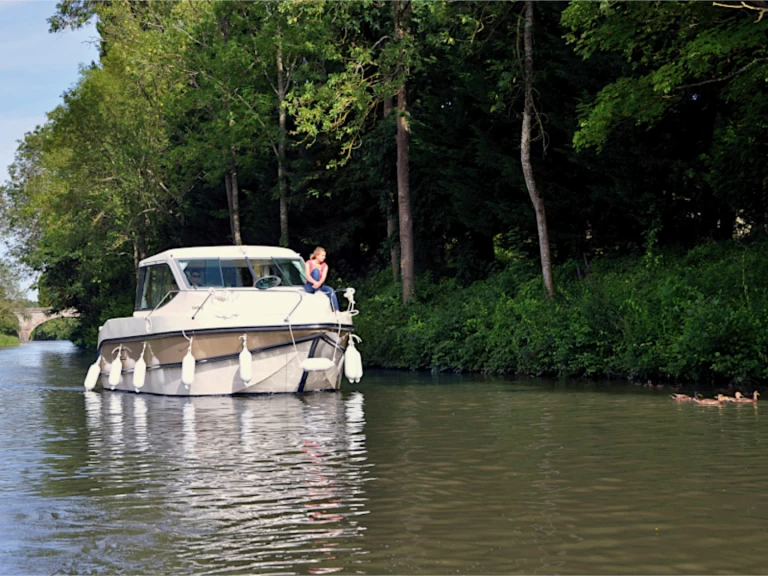 Motorboot te huur in Grez-Neuville voor de beste prijs