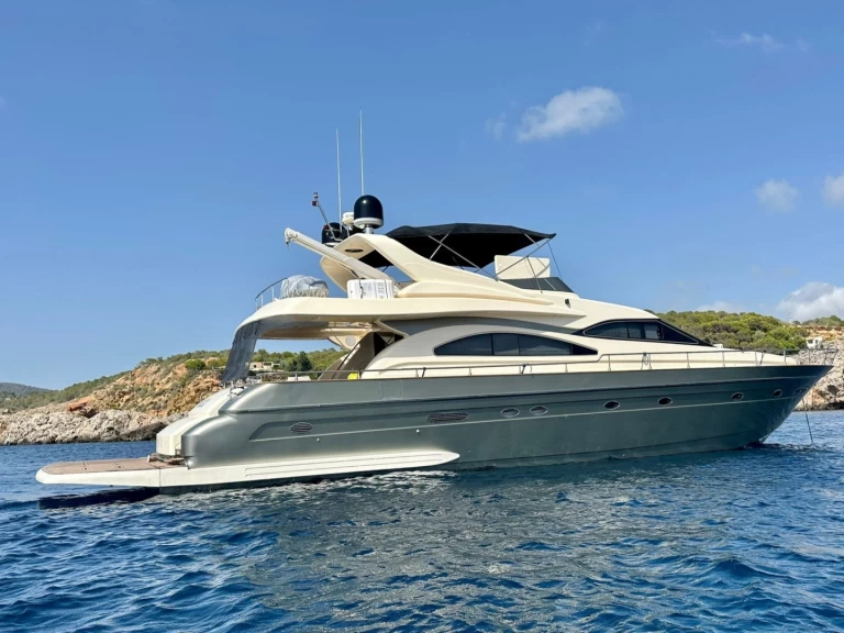 Huur een Astondoa 80 in Ibiza Town