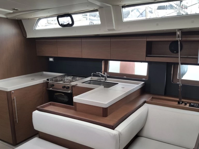 Huur een Bénéteau Oceanis 51.1 in Álimos