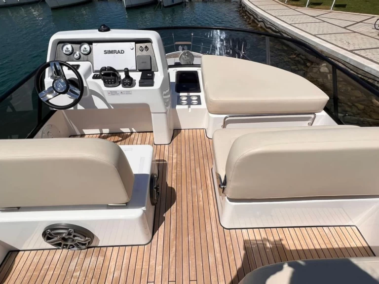 Motorboot te huur in Šibenik voor de beste prijs