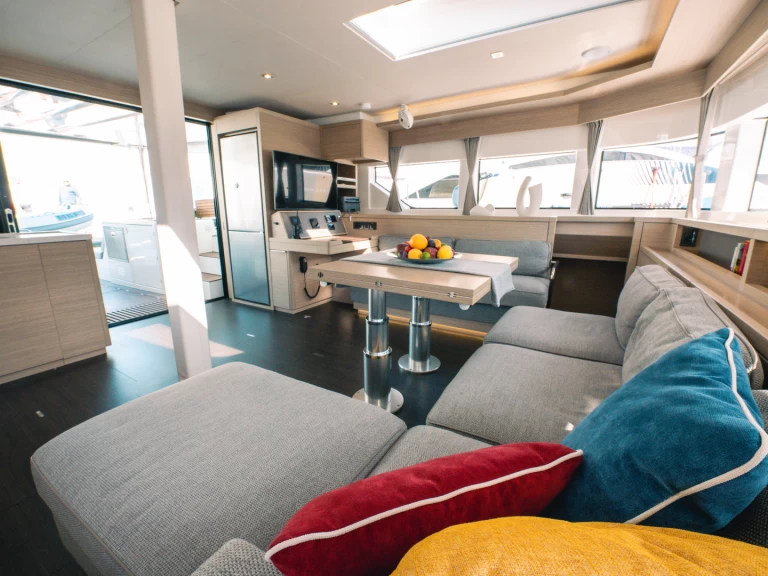 Bootverhuur Lagoon Lagoon 55 in Procida via SamBoat