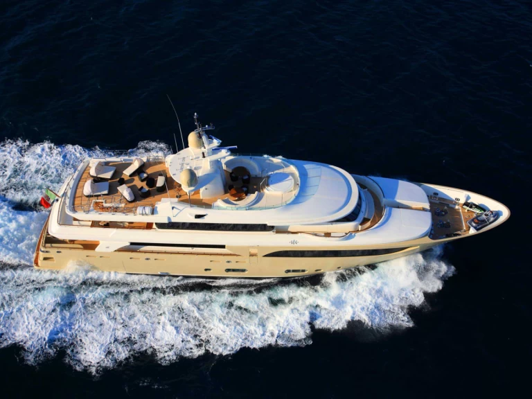 Huur een Crn 150 in Dubai Marina