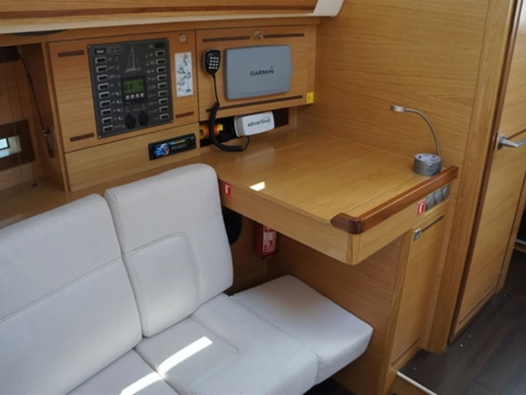 Huur een Elan Elan Impression 394 Impression Thalia in Gouviá