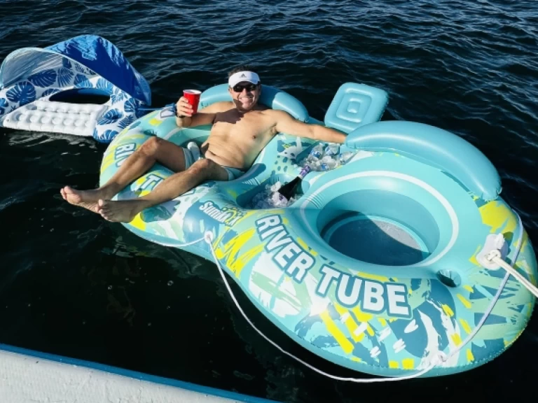 Huur een Sea Ray 450 express bridge in West Palm Beach