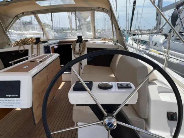 Huur een Dufour Dufour 430 Grand Large in Athene