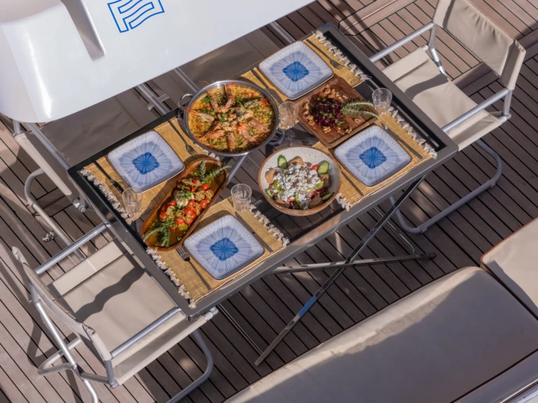 Verhuur Motorboot Ferretti met vaarbewijs