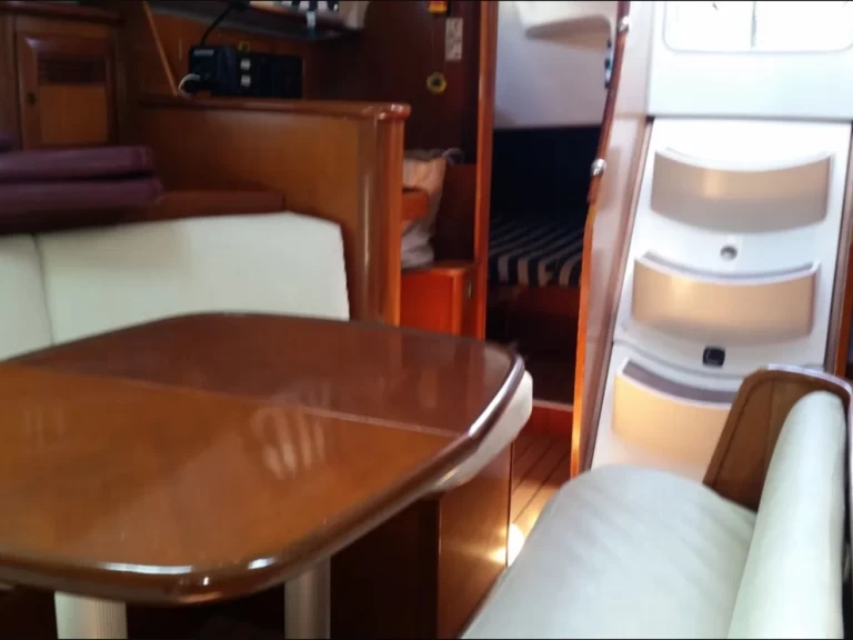 Bootverhuur Bénéteau Oceanis 411 in Álimos via SamBoat