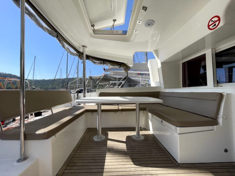 Bootverhuur Lagoon Lagoon 450 F in Álimos via SamBoat