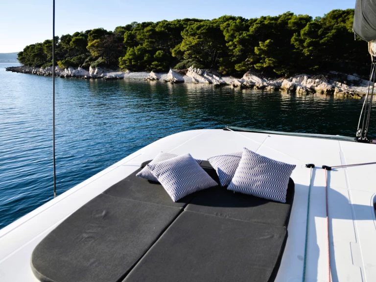 Huur een Lagoon Lagoon 42 in Split