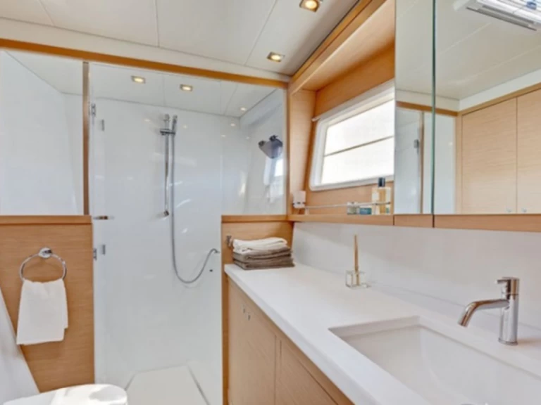 Catamaran te huur in Lávrio voor de beste prijs