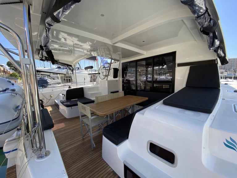 Catamaran te huur in Cugnana Verde voor de beste prijs