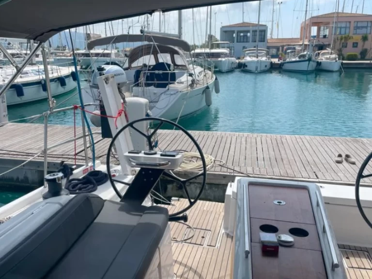 Huur een Dufour Dufour 390 in Lefkáda