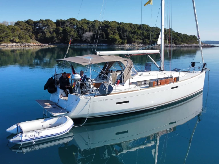 Huur een Jeanneau Sun Odyssey 389 in Pula