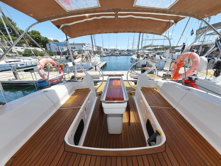 Huur een Elan Impression 45 in Šibenik