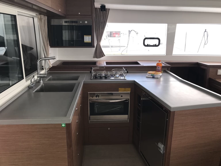 Catamaran te huur in Cugnana Verde voor de beste prijs