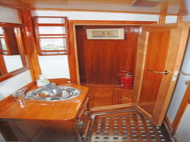 Jachthuur in Álimos -  Motor sailer, Custom Made  via SamBoat