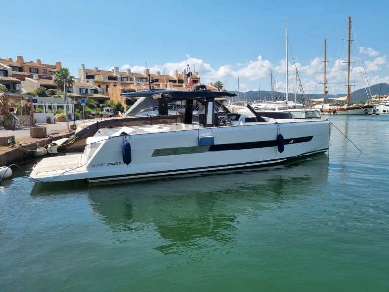 Verhuur Motorboot in Port de Saint Tropez - Fjord Fjord 44 Open