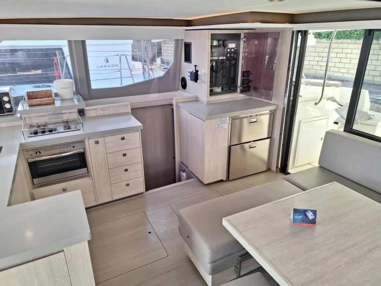 Verhuur Catamaran in Furnari - Leopard Catamarans / Robertson & Caine Leopard 45