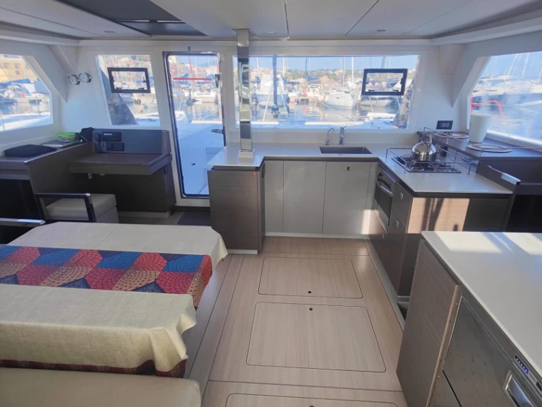 Verhuur Catamaran Leopard Catamarans / Robertson & Caine met vaarbewijs