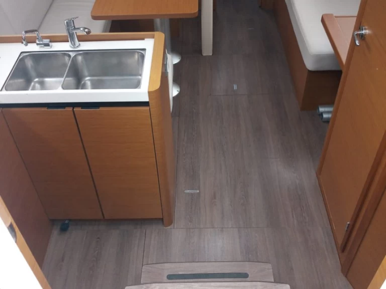 Bootverhuur Jeanneau Sun Odyssey 380 in Cannigione via SamBoat