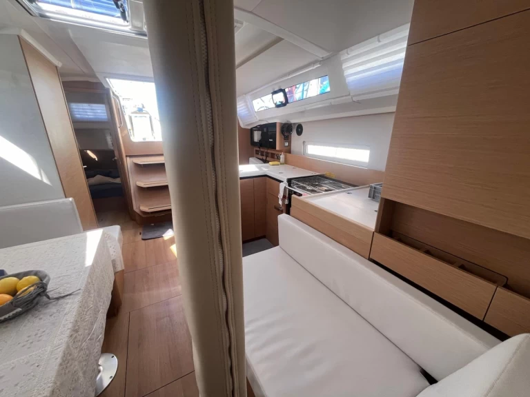 Huur een Jeanneau Sun Odyssey 410 in Cannigione