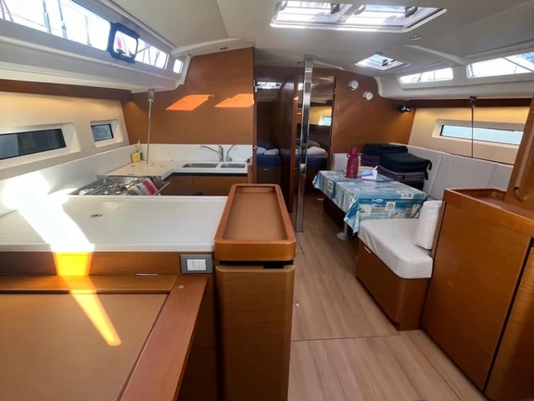 Bootverhuur Jeanneau Sun Odyssey 440 in Cannigione via SamBoat