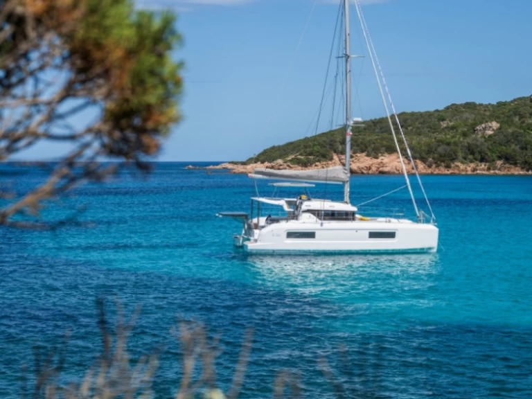 Bootverhuur Lagoon Lagoon 38 in Figari via SamBoat