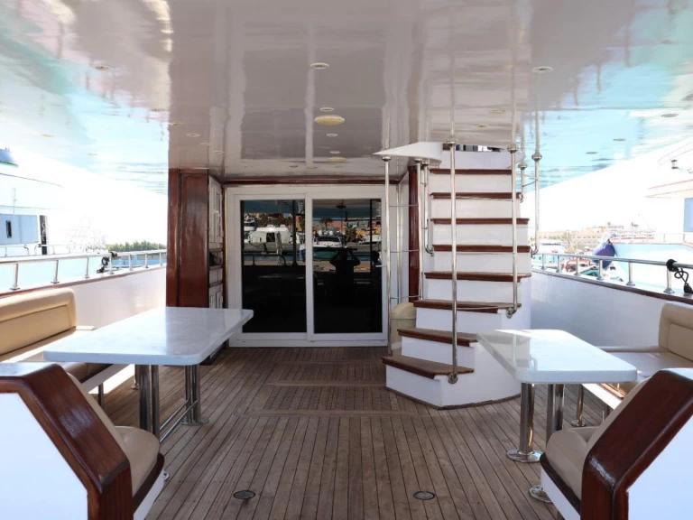 Huur een Custom Made King in Hurghada