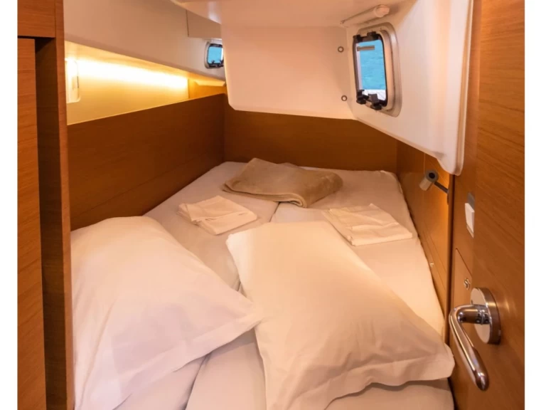 Huur Zeilboot met of zonder schipper Jeanneau in Vibo Marina