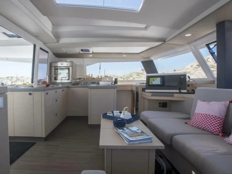 Huur een Fountaine Pajot Astrea 42 in Punat