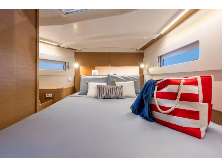 Huur een Jeanneau Sun Odyssey 415 in Níkiti