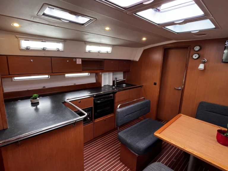 Bootverhuur Bavaria Cruiser 45 in Sukošan via SamBoat