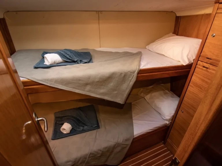 Huur Zeilboot met of zonder schipper Bavaria in Nikiána