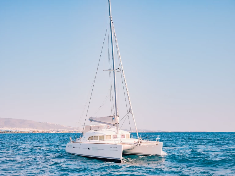 Catamaran te huur in Lávrio voor de beste prijs