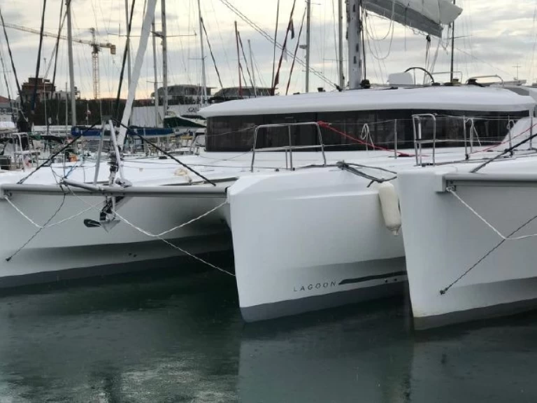 Verhuur Catamaran Lagoon met vaarbewijs