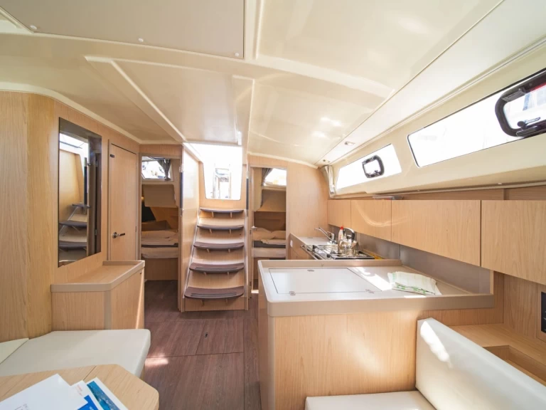 Huur een Bénéteau Oceanis 41.1 in Nikiána