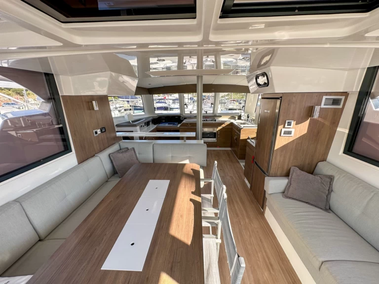 Catamaran te huur in Kaštel Gomilica voor de beste prijs