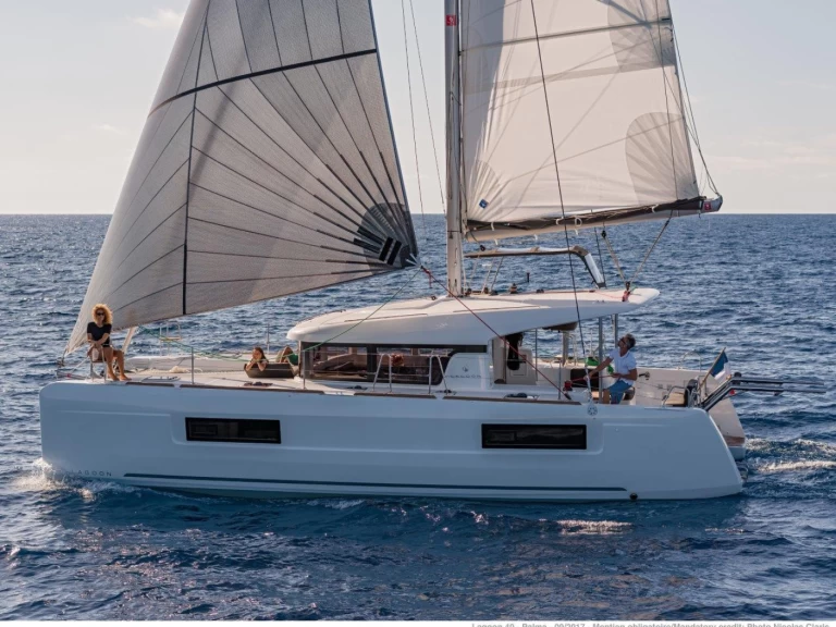 Verhuur Catamaran Lagoon met vaarbewijs