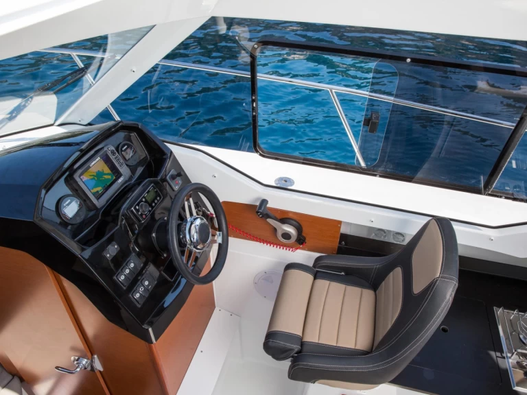 Verhuur Motorboot Jeanneau met vaarbewijs