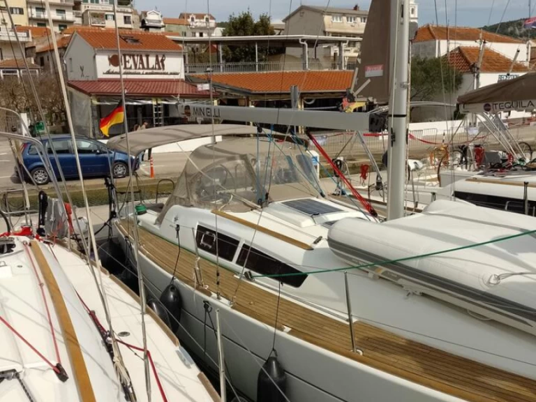 Huur een Jeanneau Sun Odyssey 33i in Gouviá