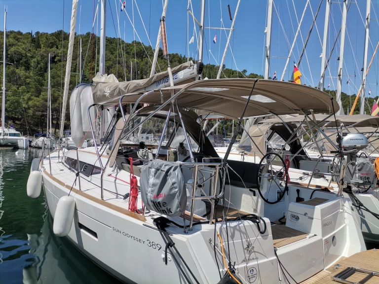 Verhuur Zeilboot in Gouviá - Jeanneau Sun Odyssey 389