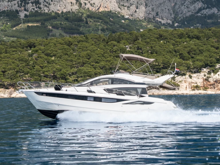 Bootverhuur Makarska goedkoop Galeon 430 Skydeck