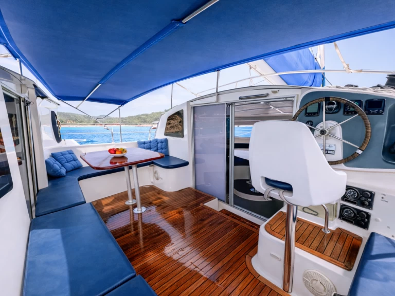 Huur een Fountaine Pajot Athena 38 in Porroig